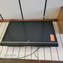 LG FLAT SCREEN TV 47" WITH WALL MOUNT