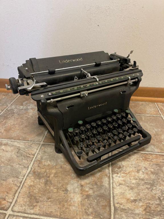 ANTIQUE UNDERWOOD TYPEWRITER