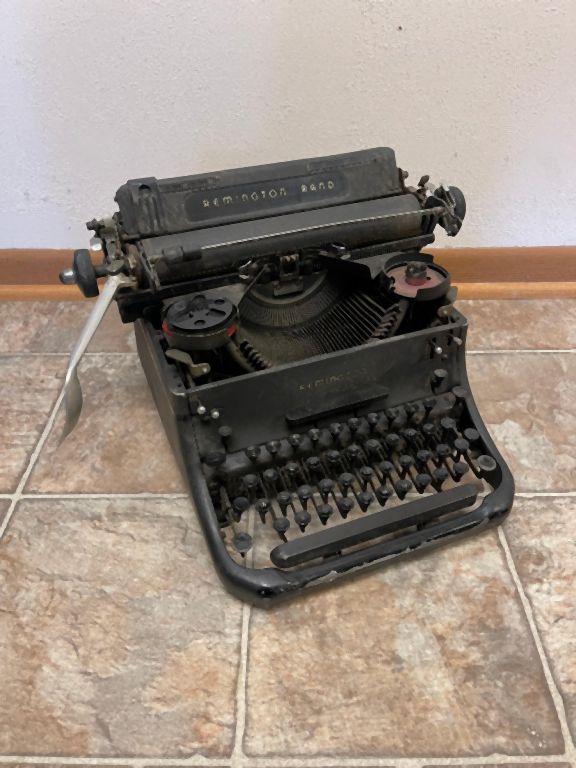 REMINGTON RAND ANTIQUE TYPEWRITER