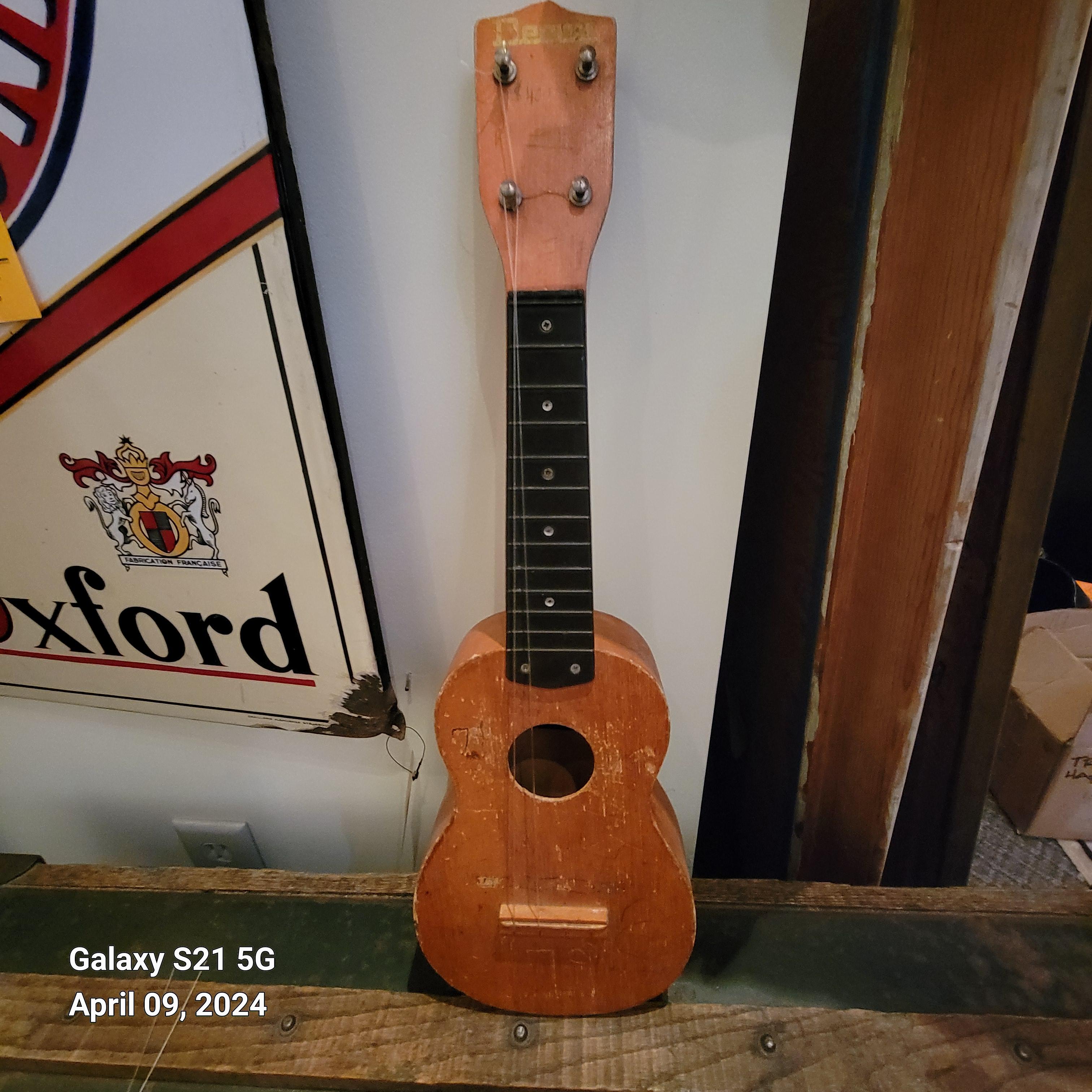 VINTAGE 1940'S DECCA UKULELE - JAPAN