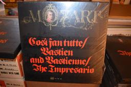 BOX W/12 VINYL RECORDS: MOZART