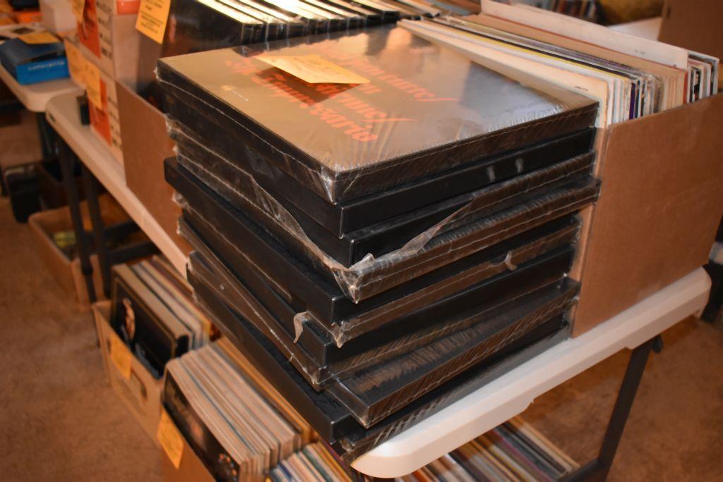 BOX W/12 VINYL RECORDS: MOZART