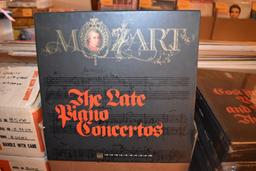 BOX W/12 VINYL RECORDS: MOZART