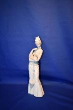 VINTAGE LLANDRO PORCELAIN FIGURINE, LADY-WALK WITH