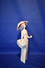 VINTAGE LLANDRO PORCELAIN FIGURINE, LADY