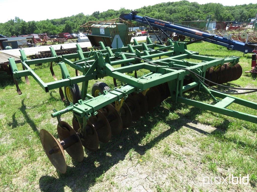 John Deere 1710 disk ripper