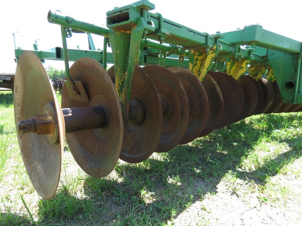 John Deere 1710 disk ripper