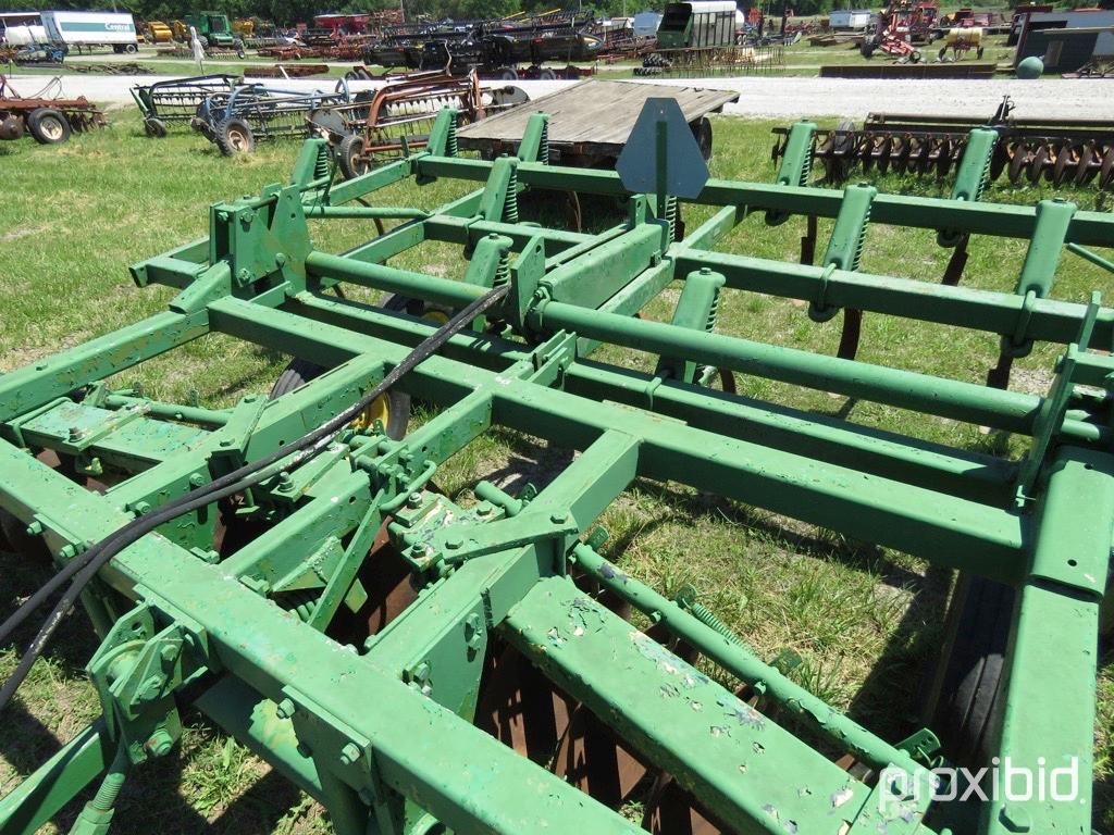 John Deere 1710 disk ripper