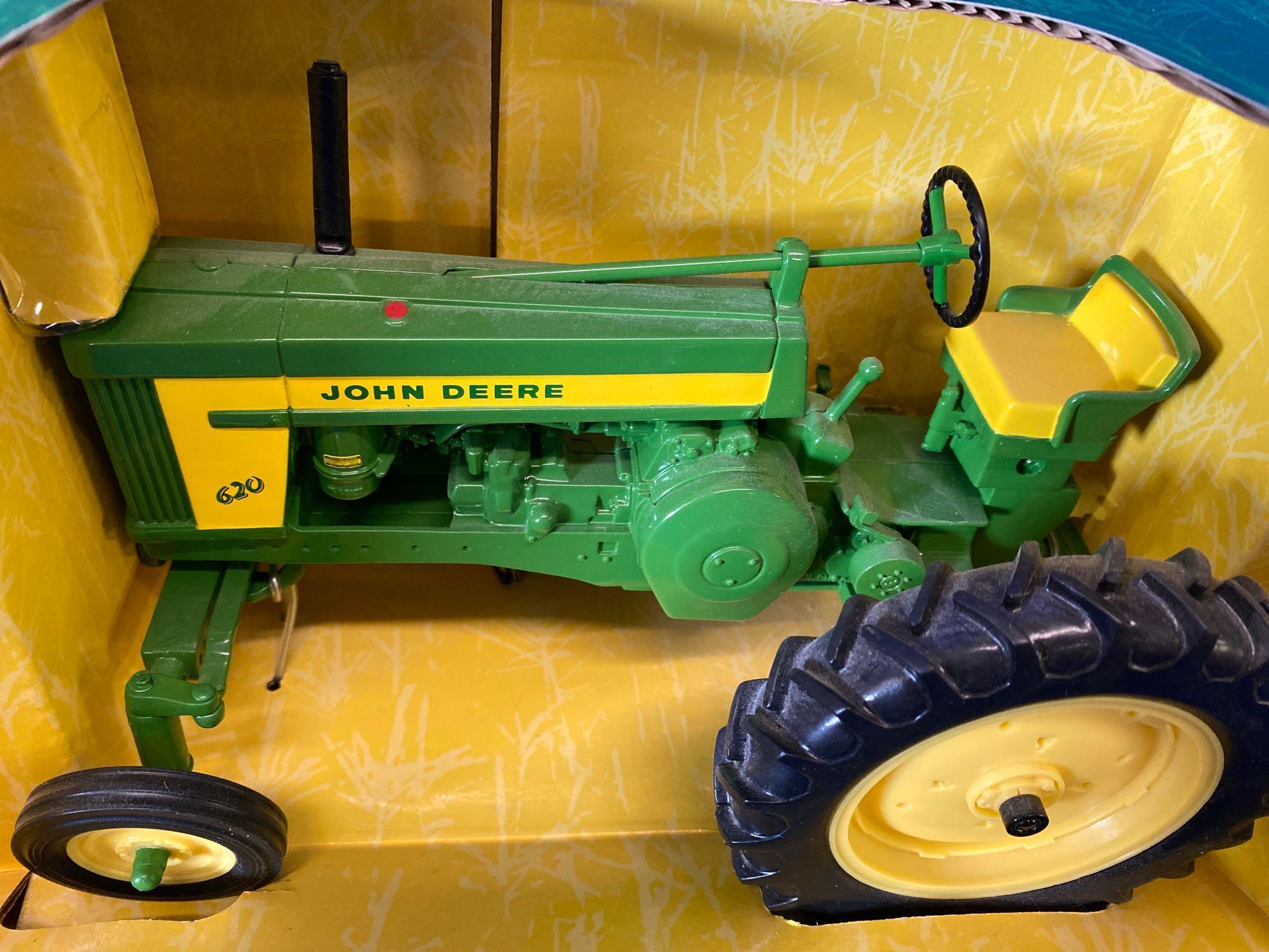 John Deere | 620 Tractor