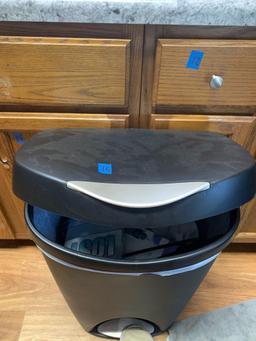 Trashcan with foot operation