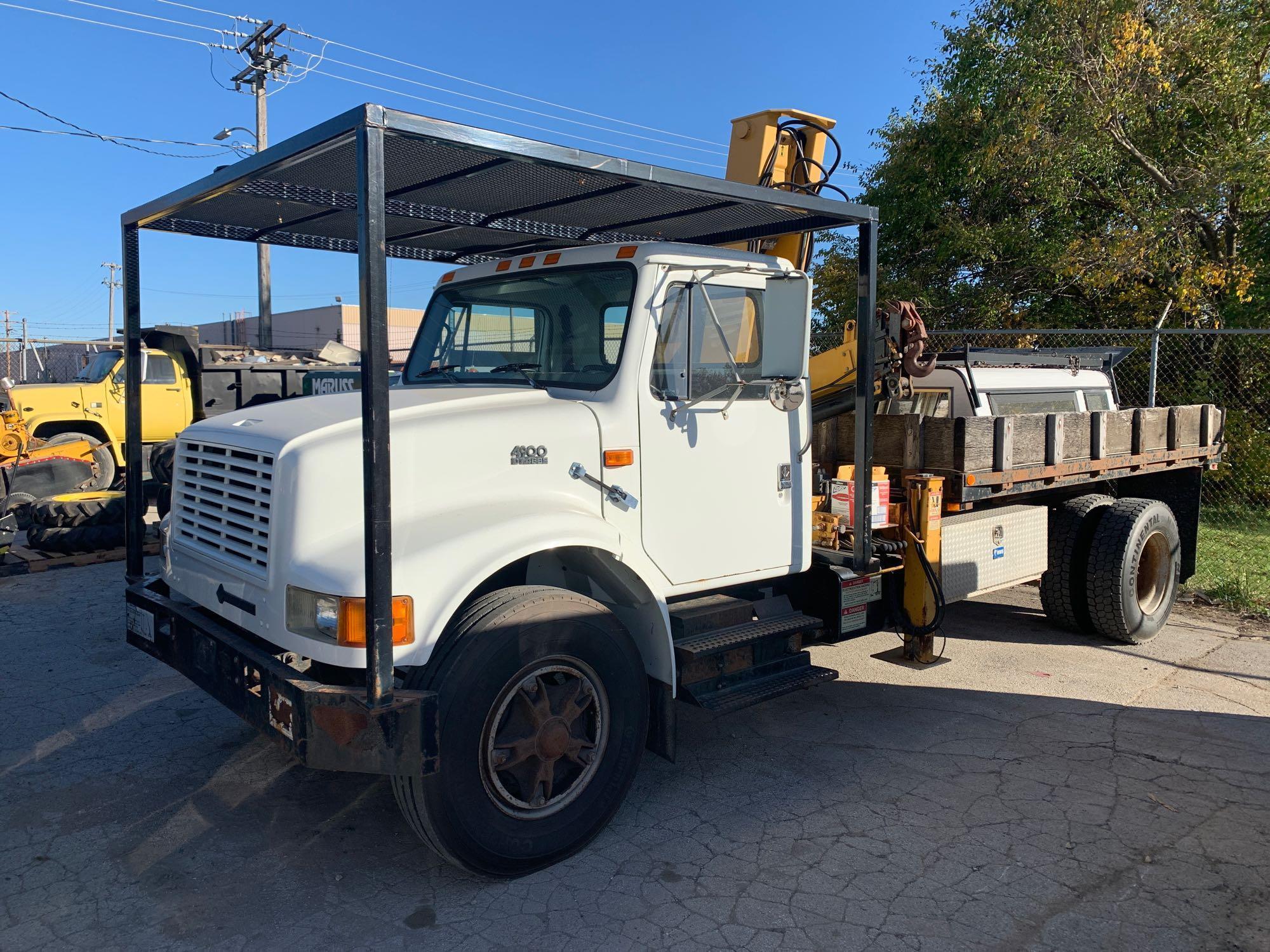 1998 international model 4900 4x2 outrigger/boom truck 5600 hours and 99k miles