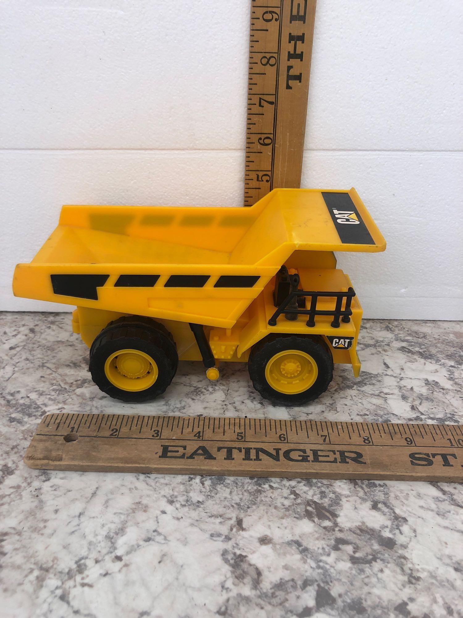 2X-CAT Caterpillar dump truck and CAT Remote control loader