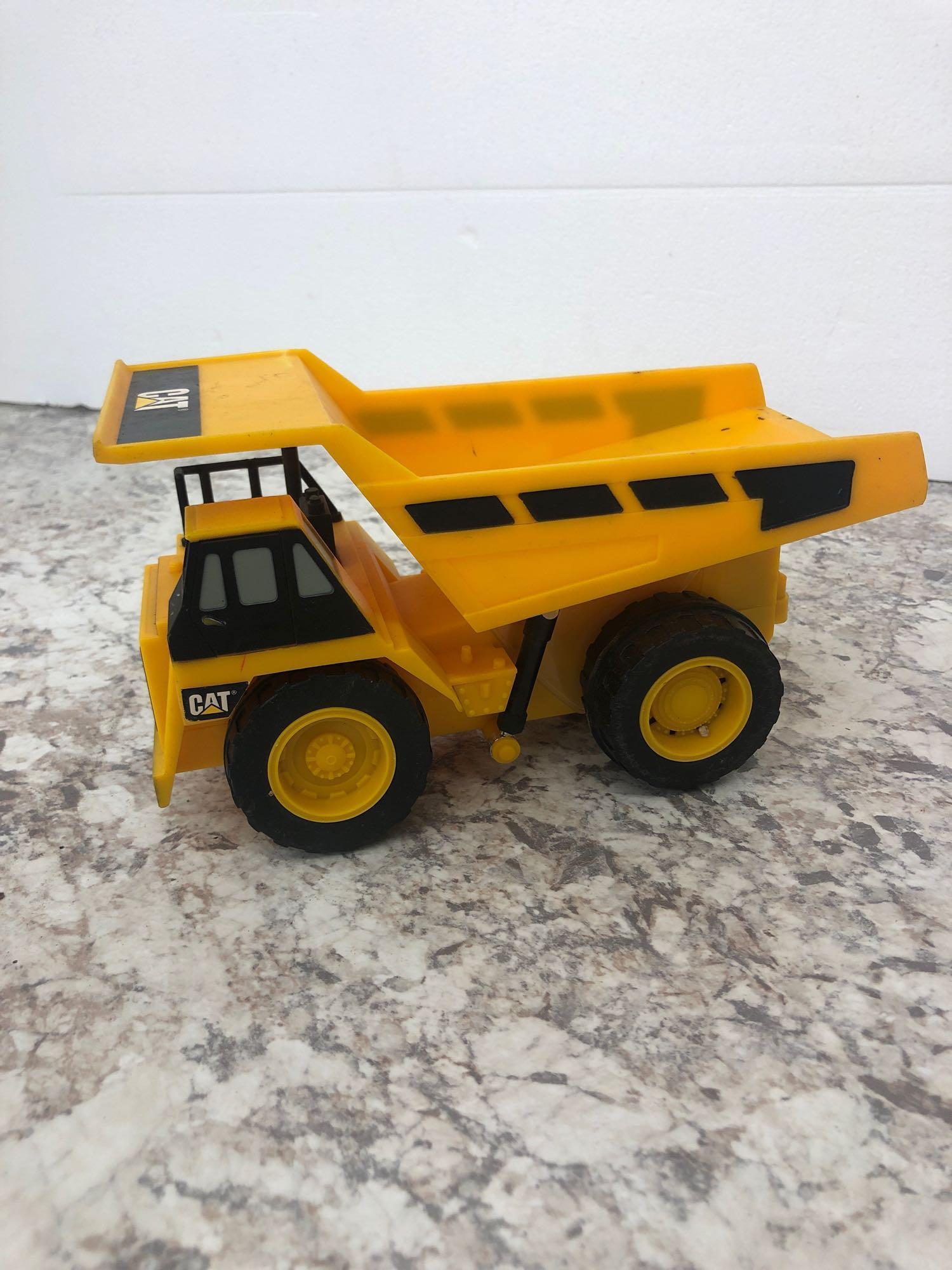 2X-CAT Caterpillar dump truck and CAT Remote control loader