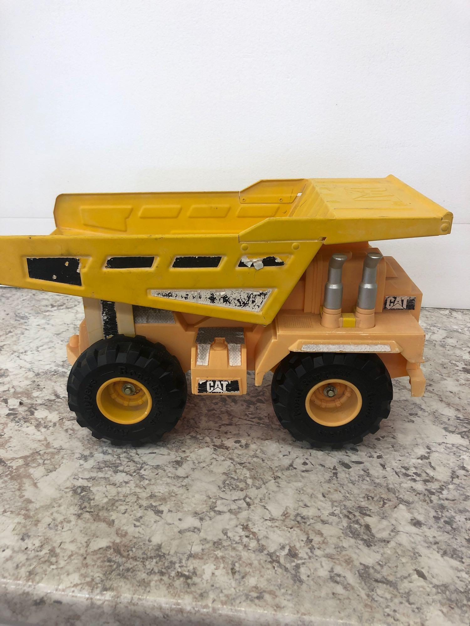 CATERPILLAR Dump truck