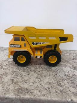 CATERPILLAR Dump truck