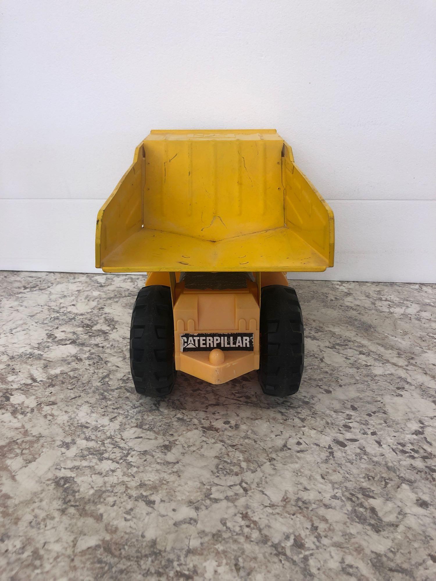 CATERPILLAR Dump truck