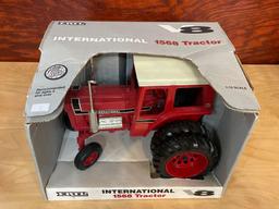 1/16th 1994 Ertl International 1568 V8 Tractor