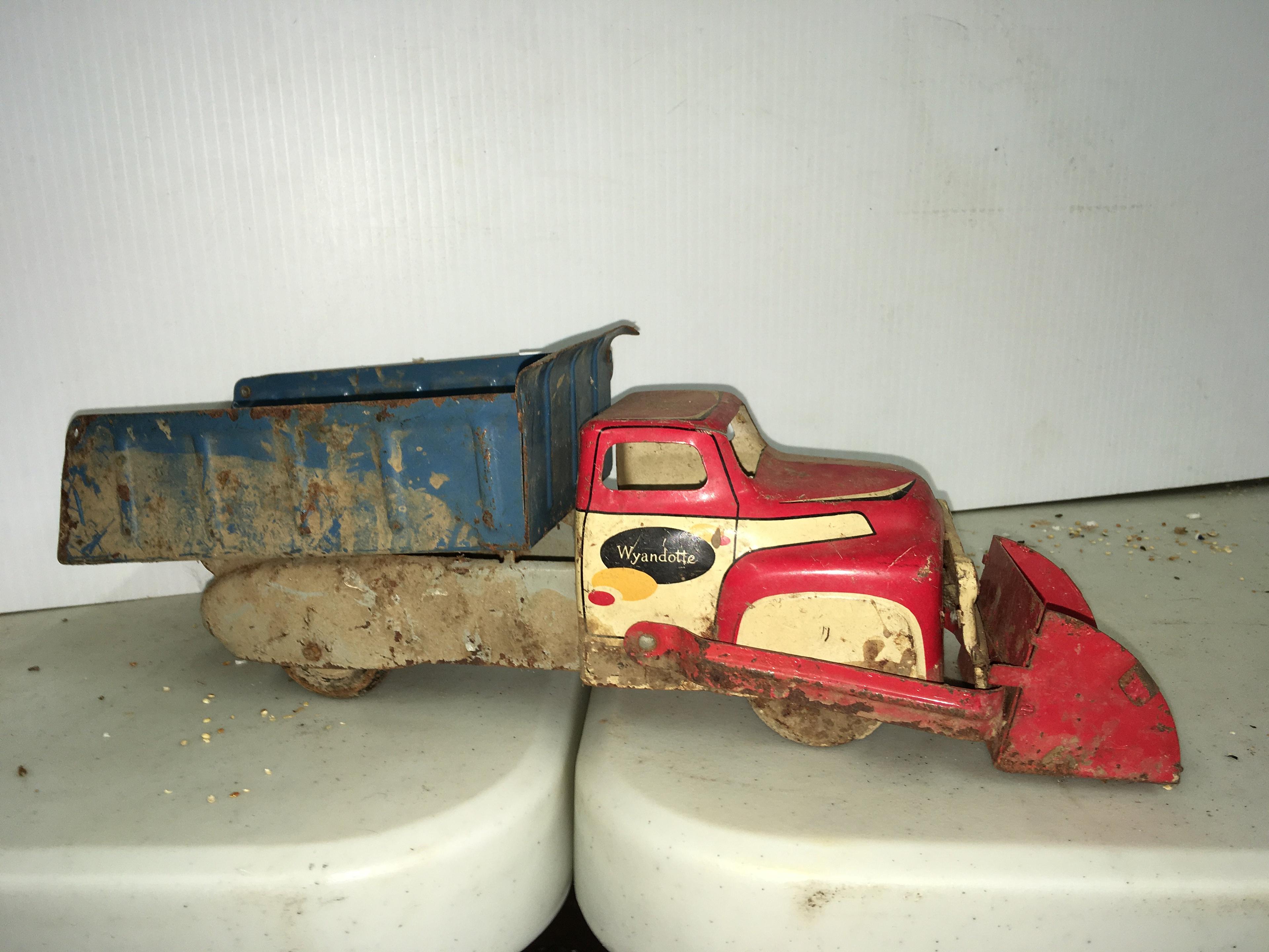 Wyandotte metal truck dump truck with scoop