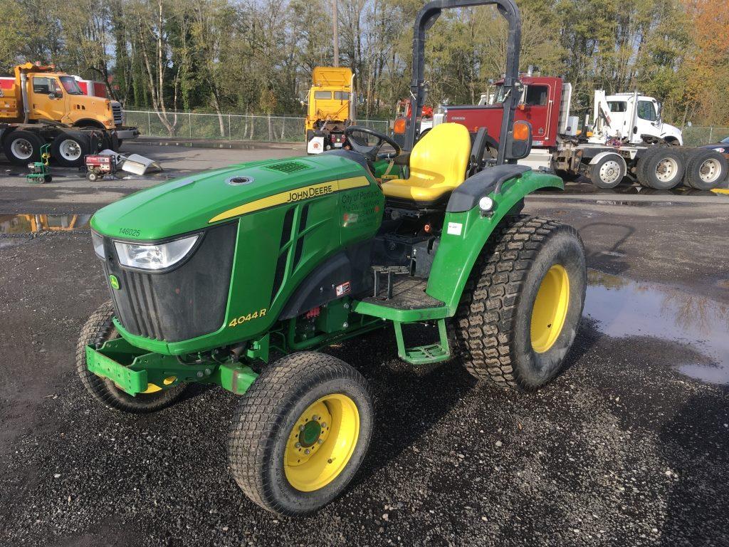 2014 John Deere 4044R 4x4 AG Tractor