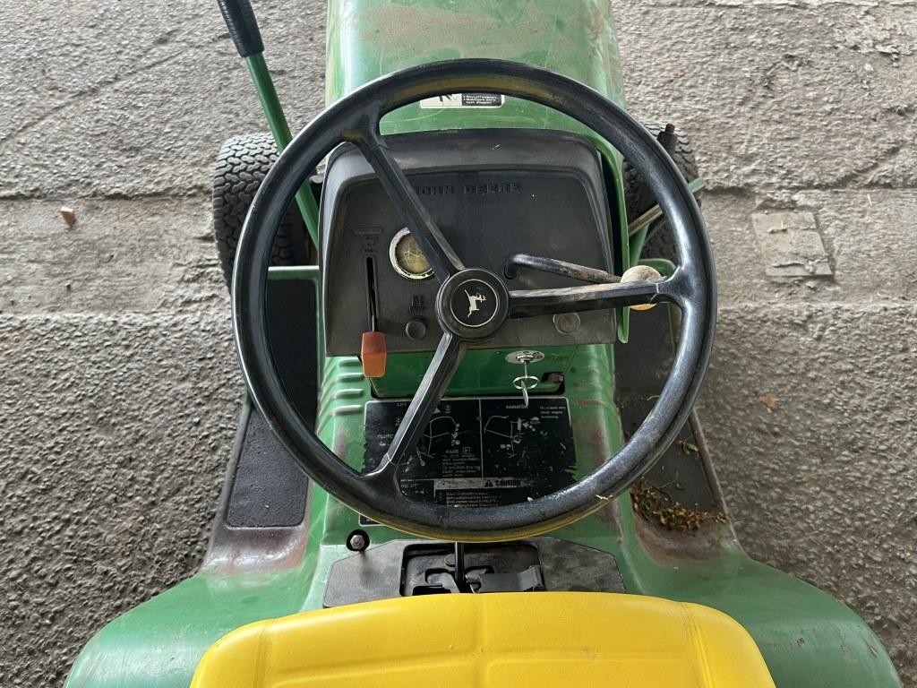 John Deere 212 Ride On Mower