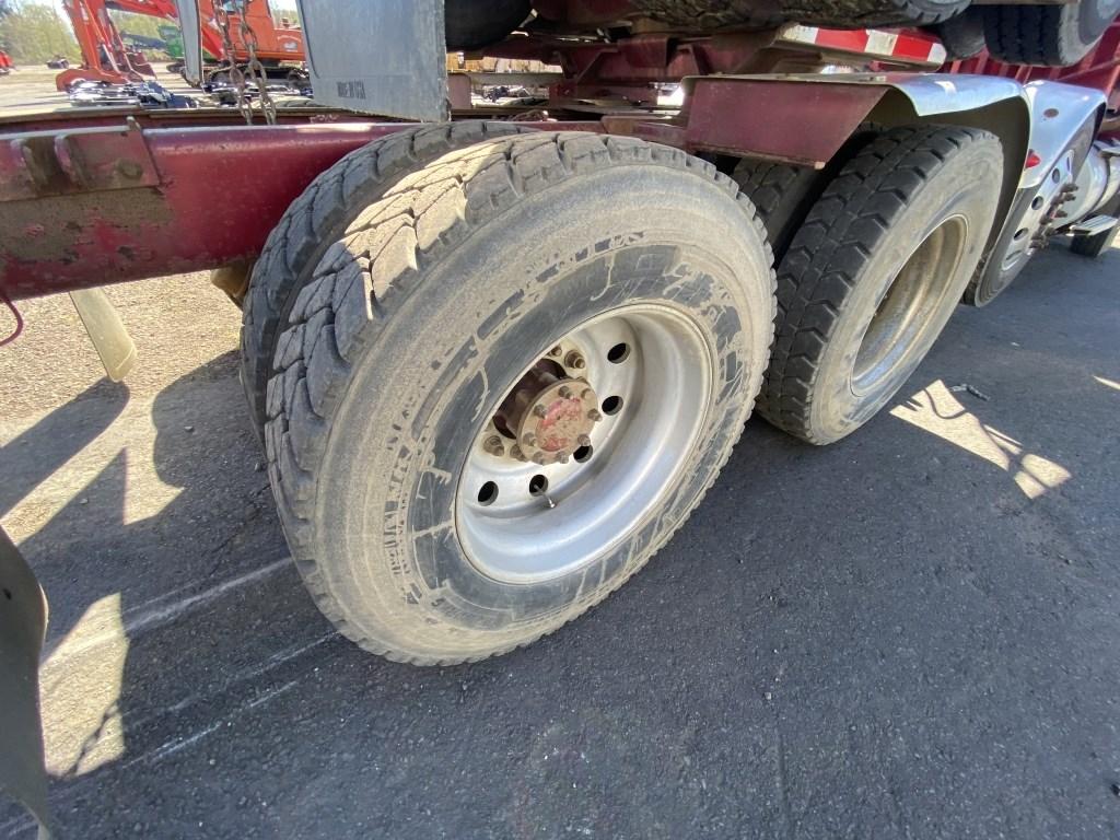 2001 Kenworth T800B Tri-Axle Log Truck