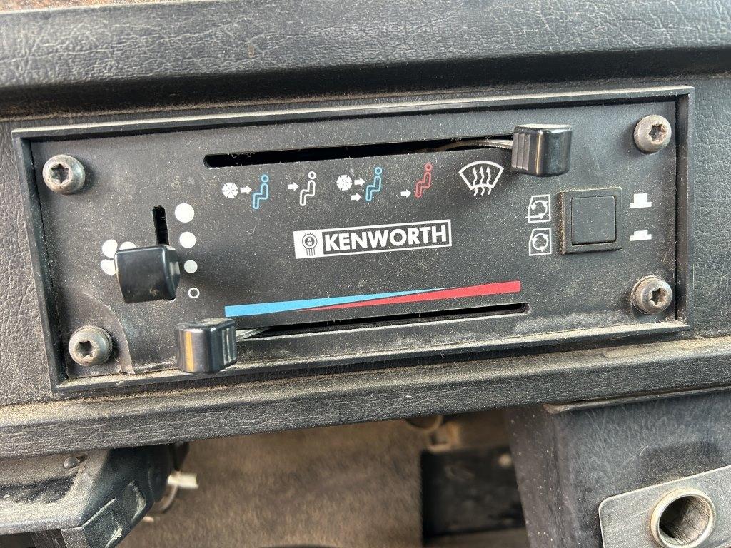 1997 Kenworth T800 T/A 27' Roll Back Truck