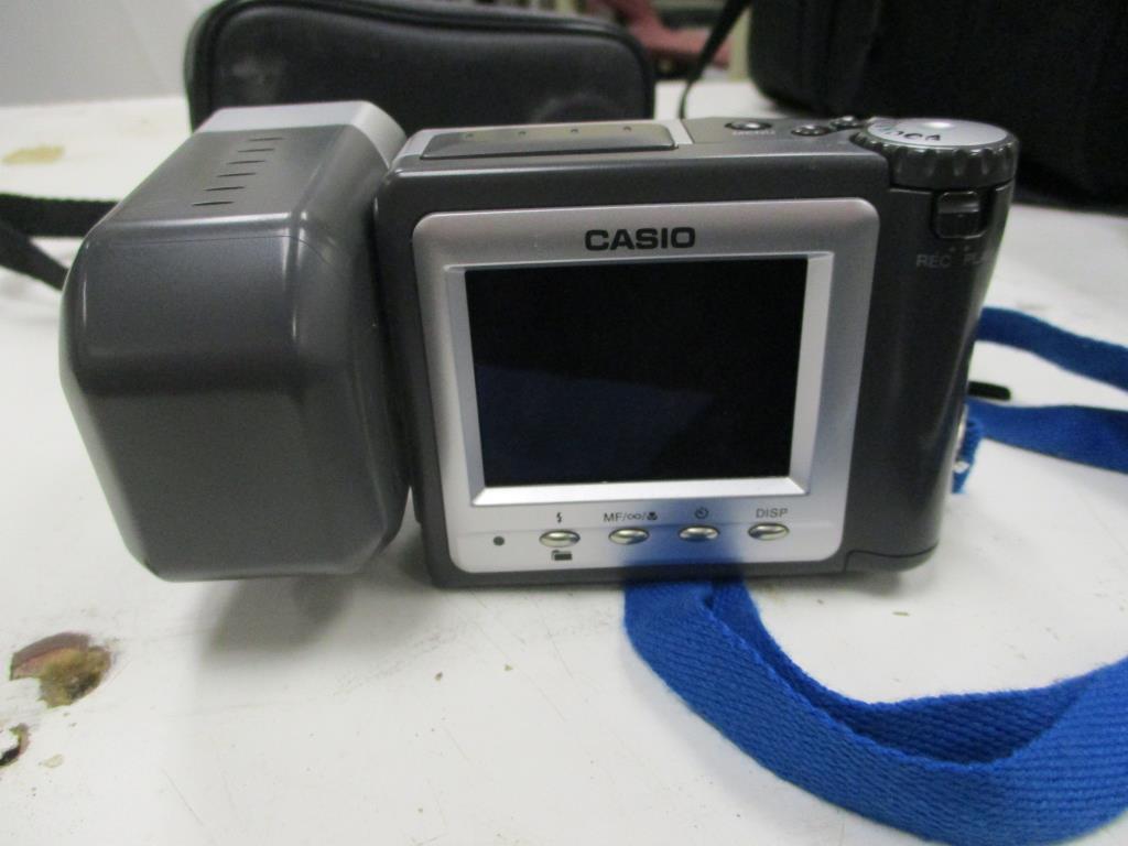 Casio LCD Digital Camera QV-8000SX w/ Case.