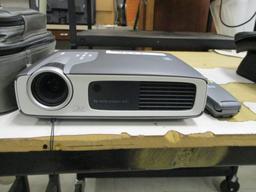 HP LCD Projector xb31 w/ Case.