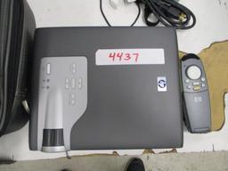 HP LCD Projector xb31 w/ Case.