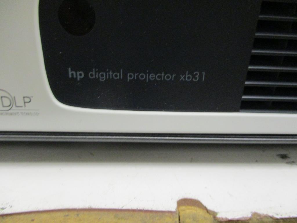 HP LCD Projector xb31 w/ Case.