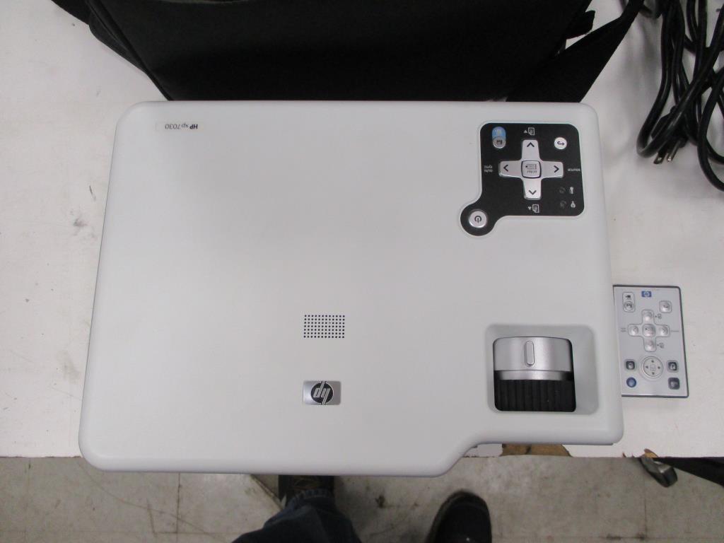 HP LCD Projector xb7030 w/ Case.