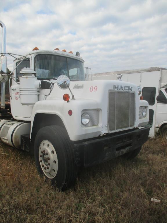 1988 Mack Semi Tractor R690ST