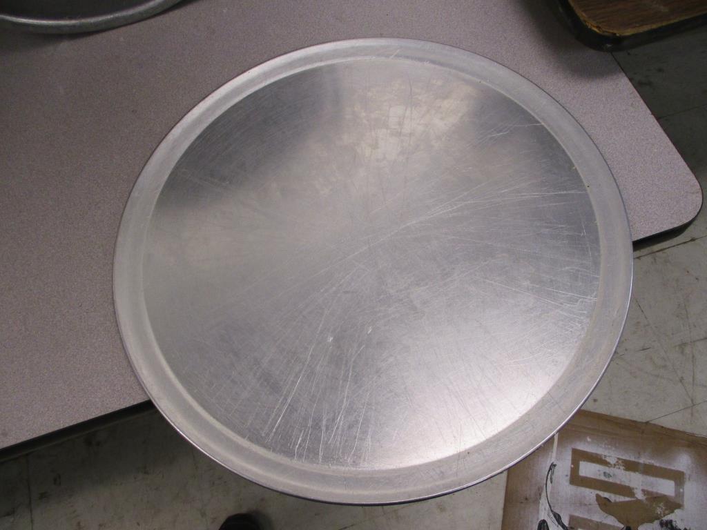 (3) Aluminum Pizza Pans.