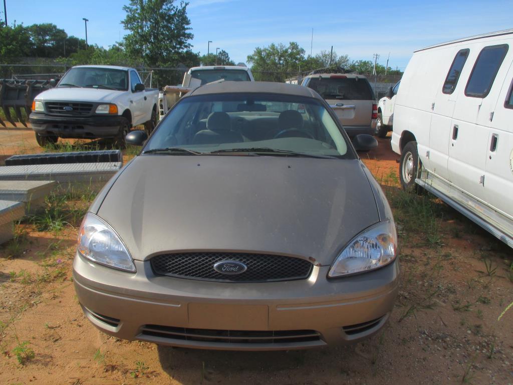 2005 Ford Taurus SE 4 Door Sedan.