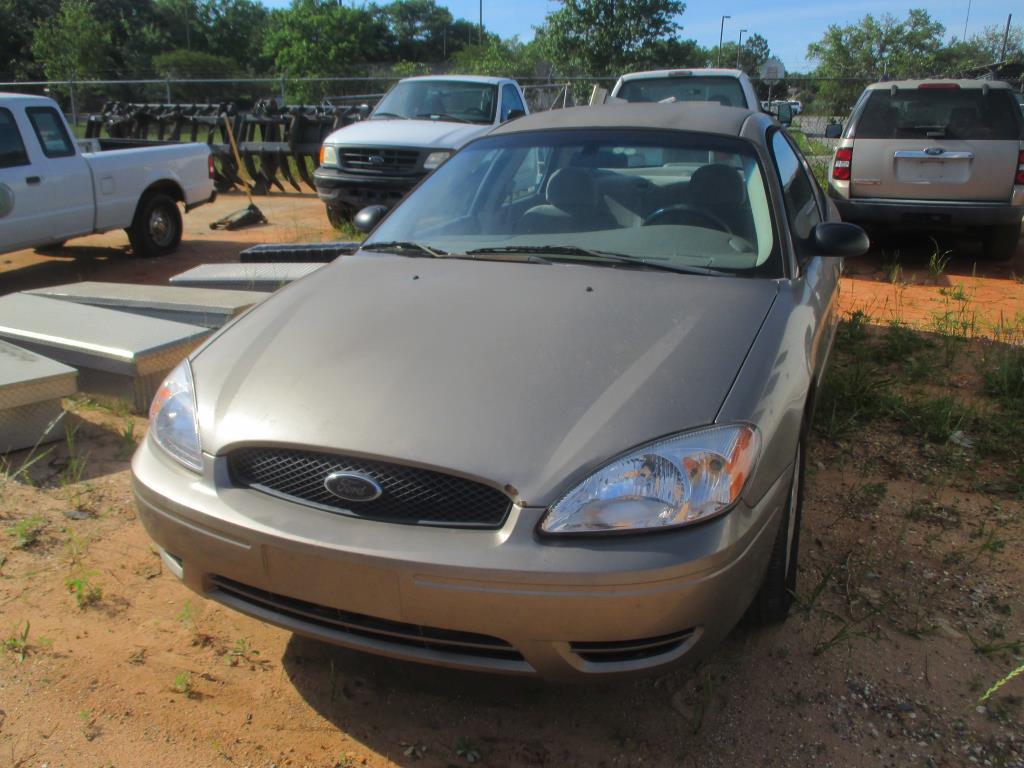 2005 Ford Taurus SE 4 Door Sedan.