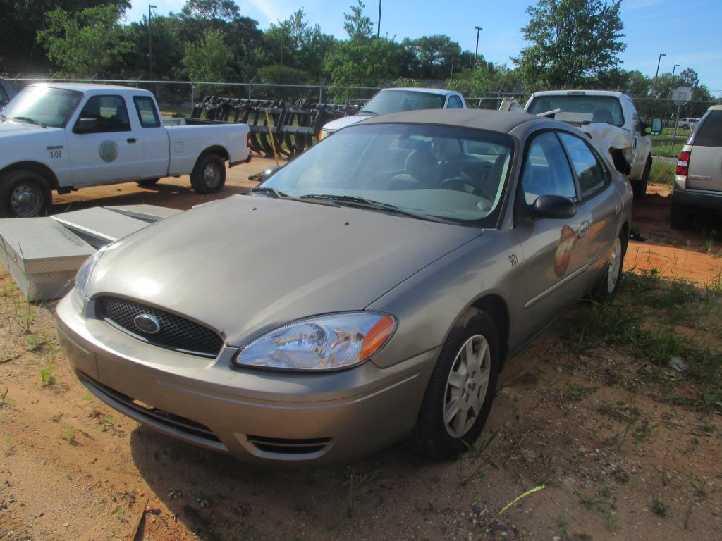 2005 Ford Taurus SE 4 Door Sedan.