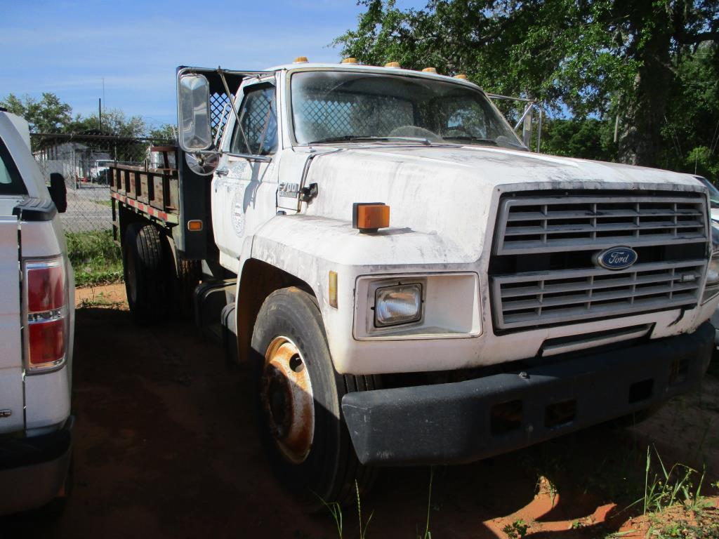 1993 Ford F-700 Flat Bed Truck.