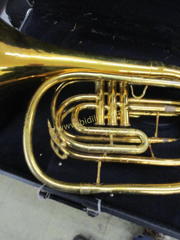 King Marching French Horn w/ Case.