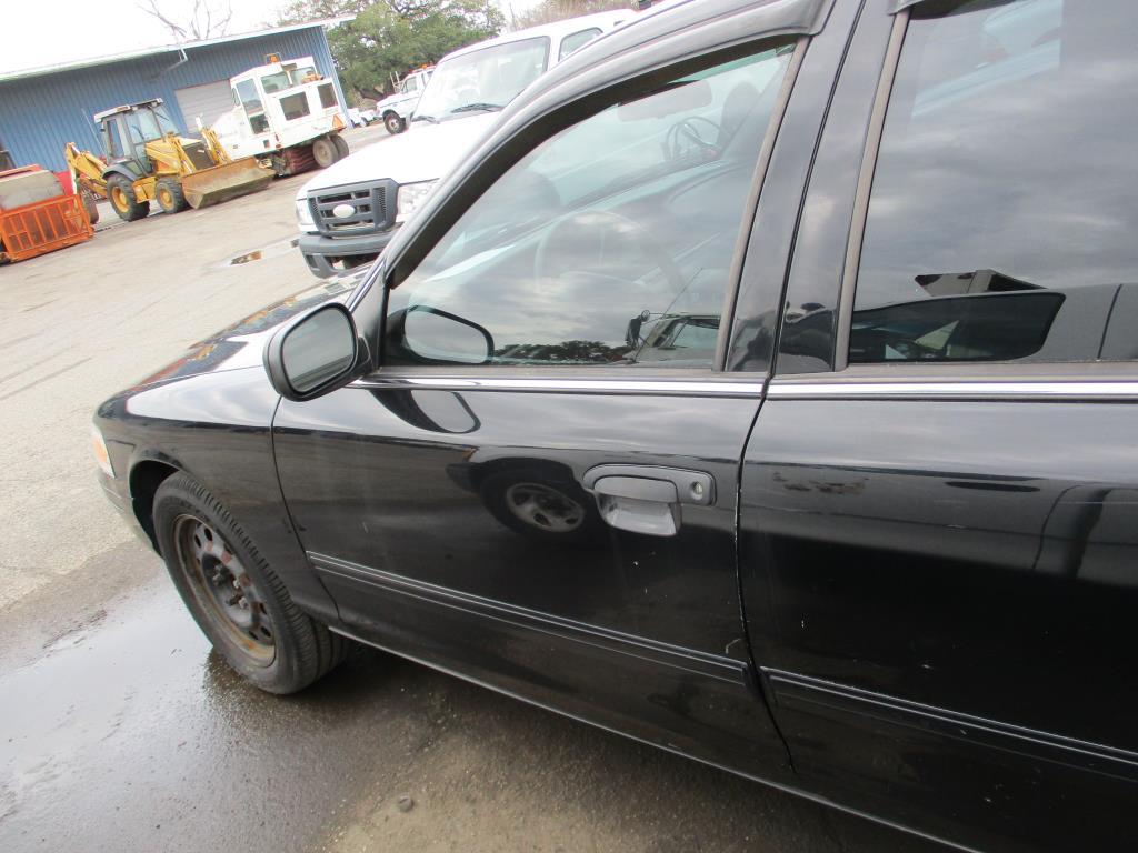 2009 Ford Crown Victoria 4 DR Sedan.