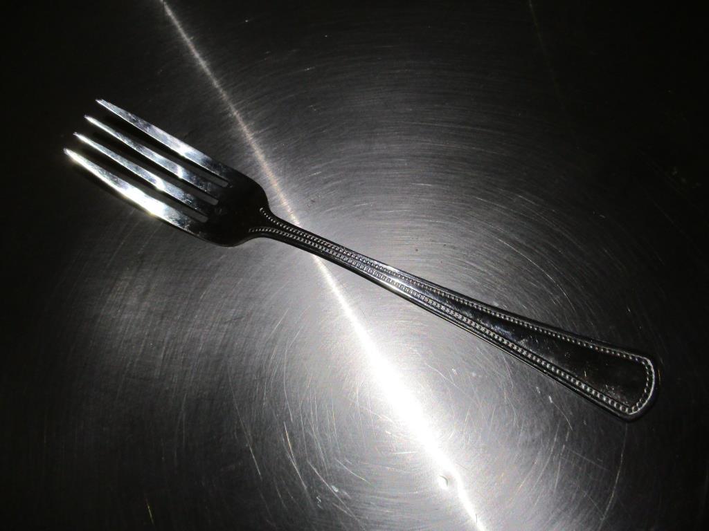 (2,560) Oneida Needlepoint Dinner Forks.