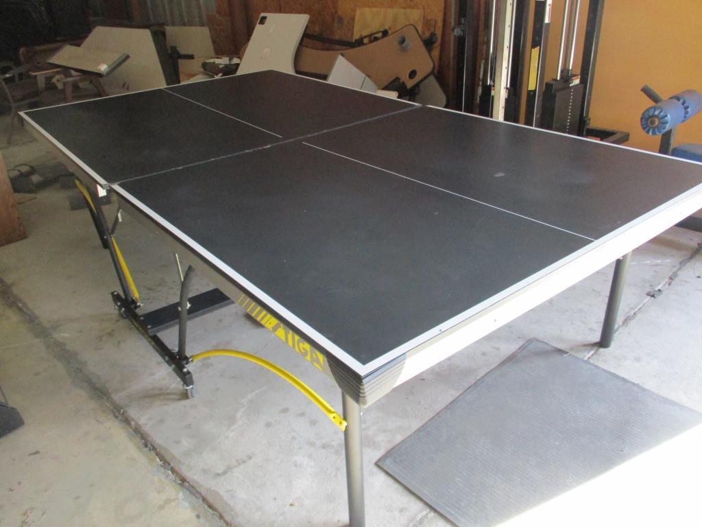 Stiga T8690 Folding Ping Pong Table