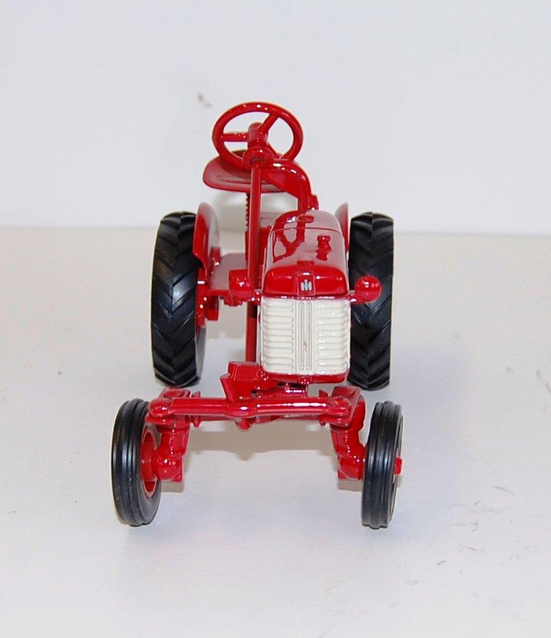 ERTL MCCORMICK FARMALL CUB 1/16