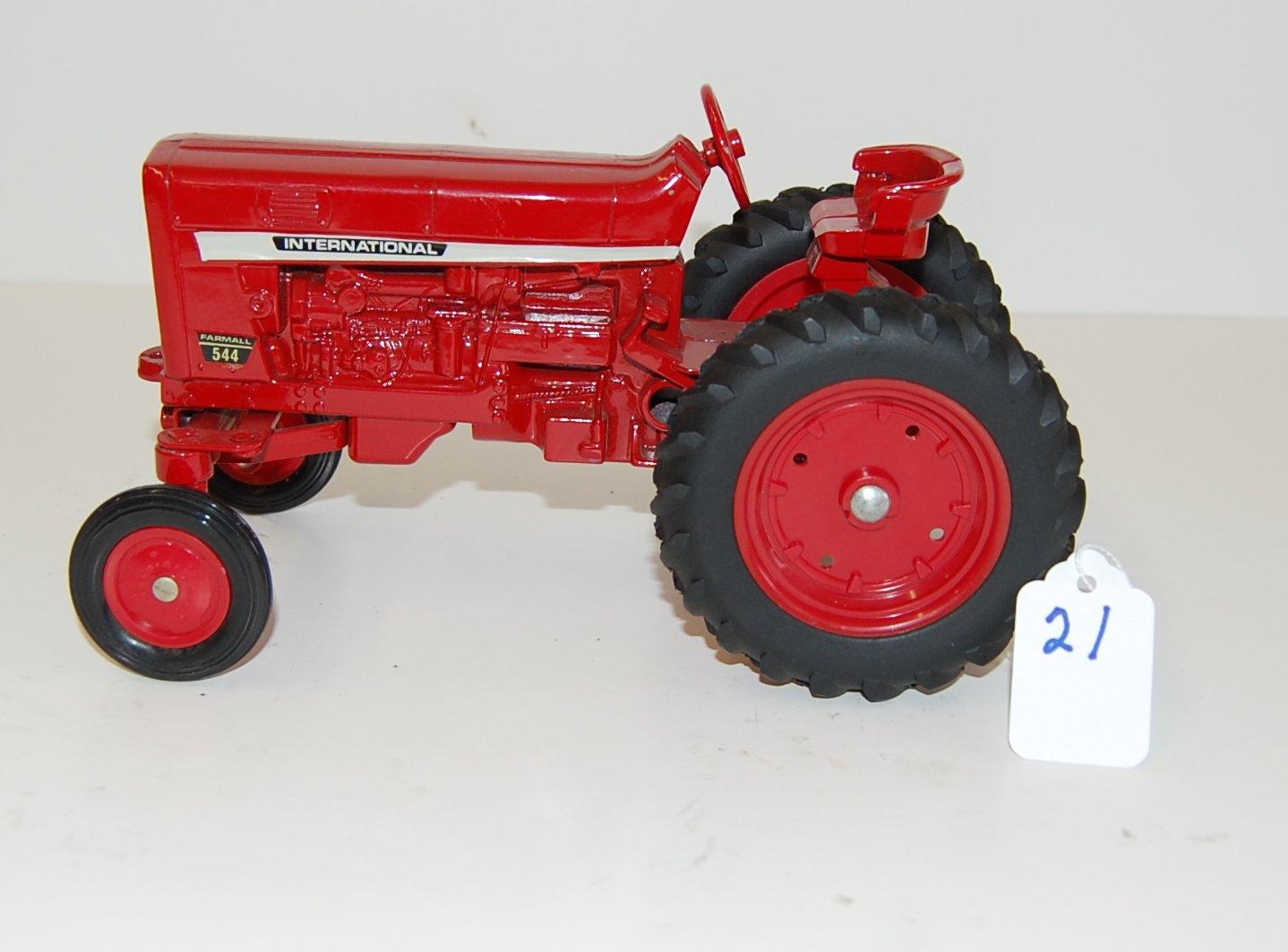 ERTL INTERNATIONAL FARMALL 544 UTILITY 1/16