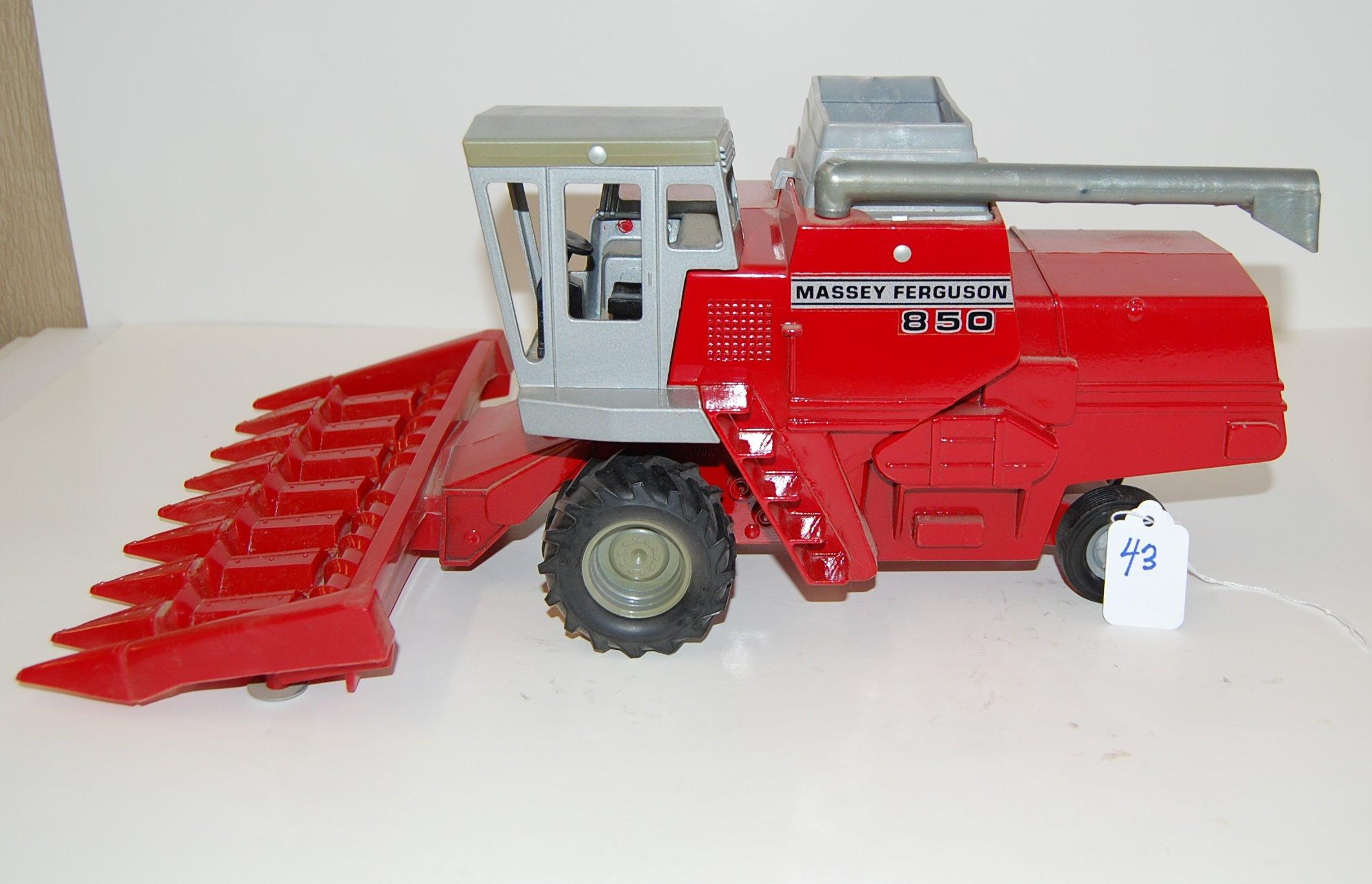 ERTL MASSEY FERGUSON 850 COMBINE