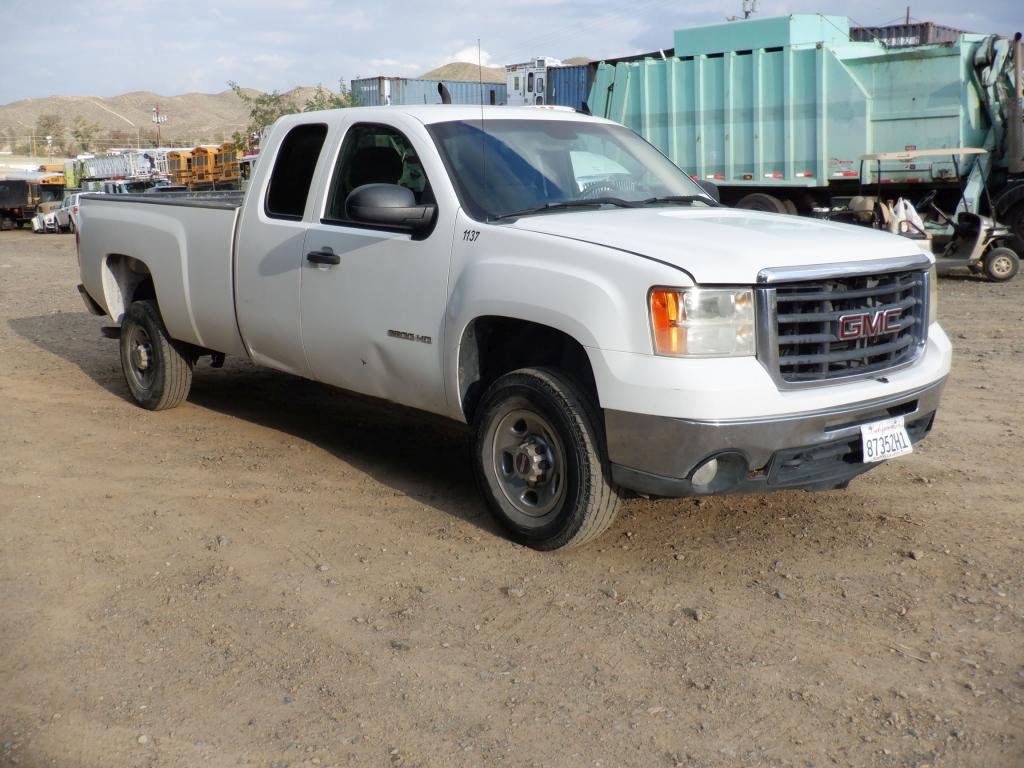 GMC 2500 HD Extended Cab Pickup,