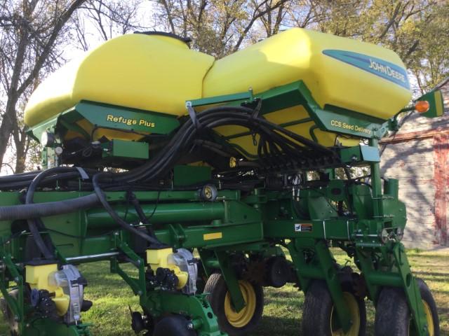 2012 John Deere 24R Planter