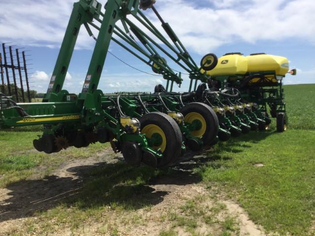 2012 John Deere 24R Planter