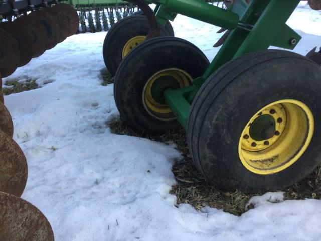 2010 John Deere 2700 7-Shank Ripper