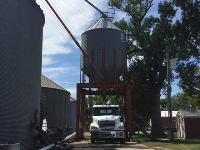 Large Acreage wMachine sheds & 394,000Bu Grain Storage