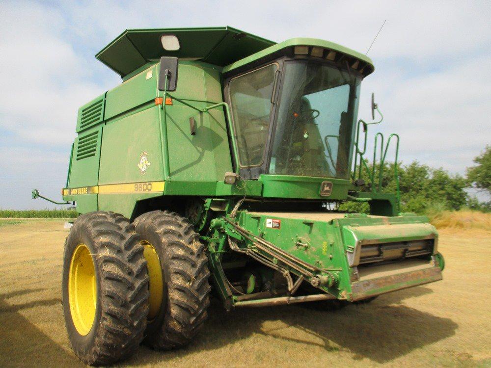 1997 JD 9600 w/Duals, Straw Chopper & Chaff Spreader